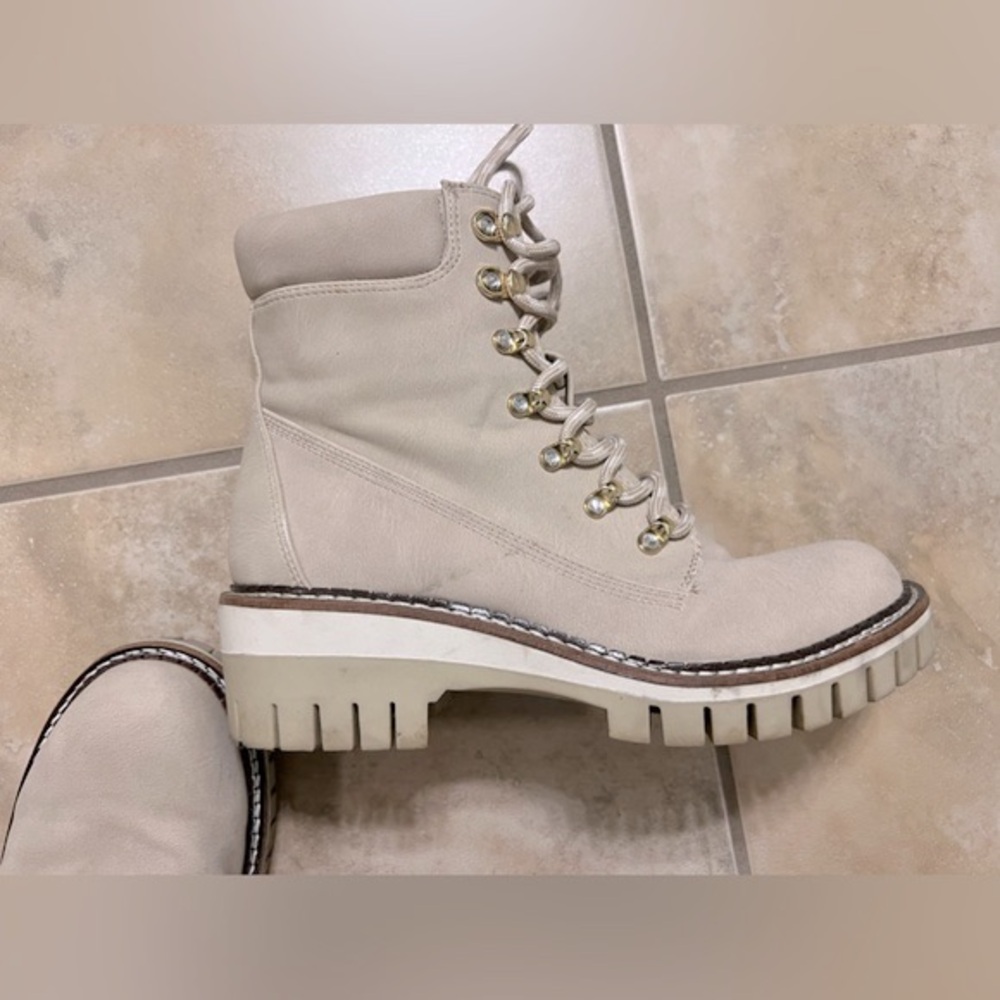 Beige Tan Lace up Combat boots from JLO JENNIFER LOPEZ! Size 6!